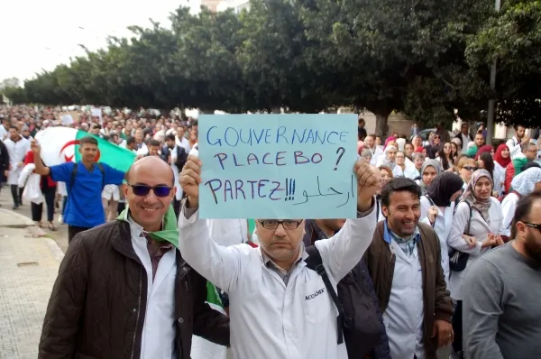 في ذكرى حرب التحرير الجزائرية.. الآلاف "يرفضون التمديد"