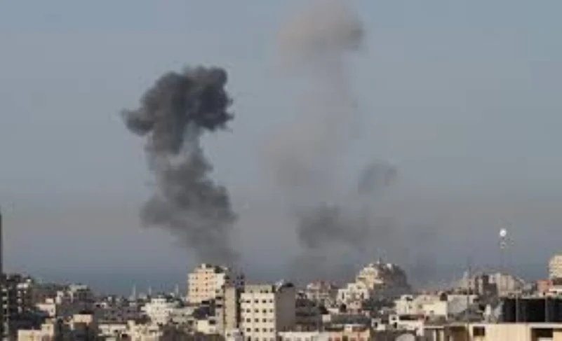 إصابة فلسطينيين في غارة شنتها طائرات الاحتلال وسط القطاع