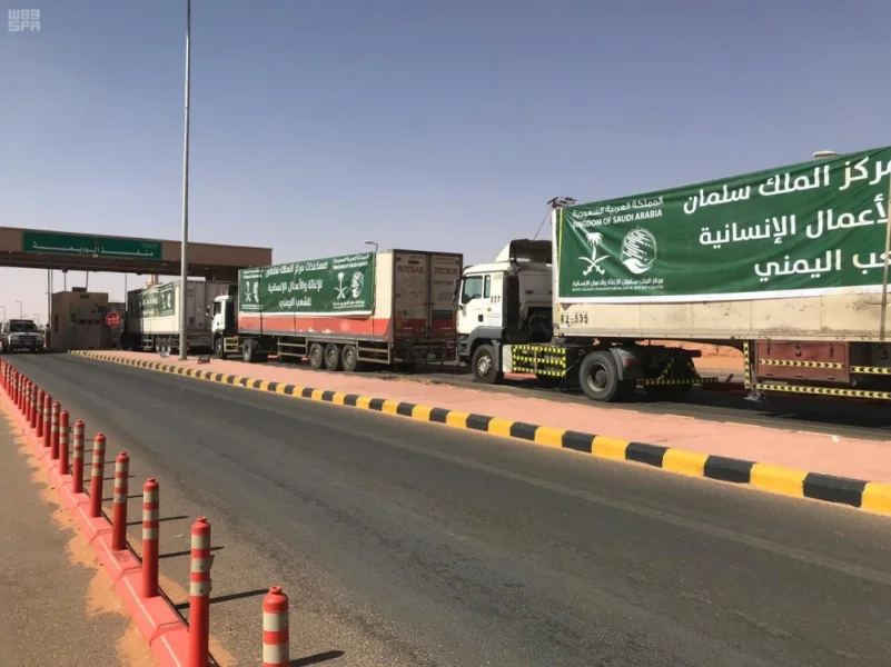 18 شاحنة إغاثية تعبر منفذ الوديعة إلى 3 محافظات يمنية