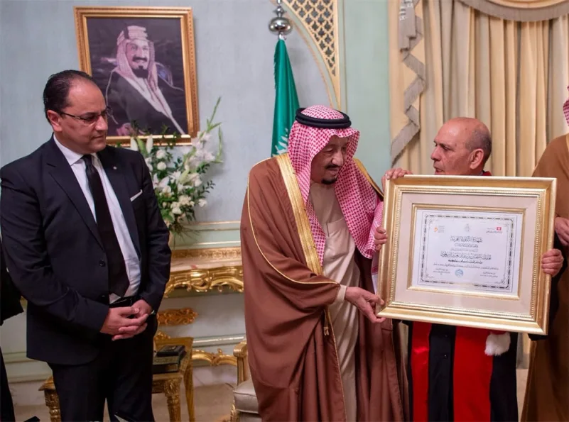 الملك يتسلم شهادة الدكتوراه الفخرية من جامعة القيروان