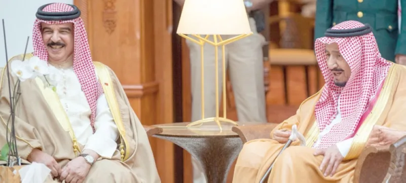 خادم الحرمين يستعرض العلاقات والتعاون المشترك مع ملك البحرين