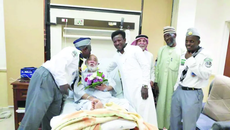كشافة شباب مكة يزورون رادين بالمستشفى