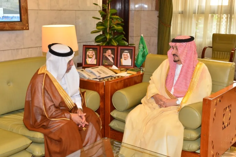 أمير الرياض يستقبل مدير جامعة الإمام