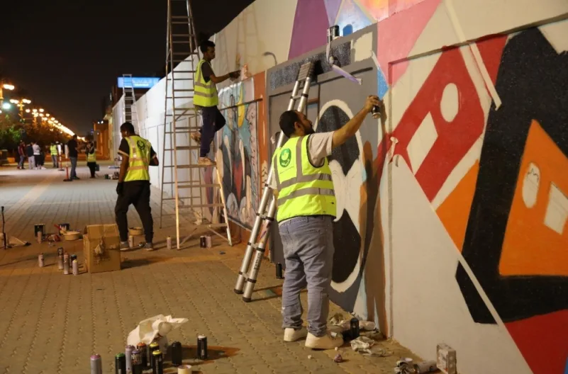مواهب وطنية تشارك في تجميل جداريات الرياض