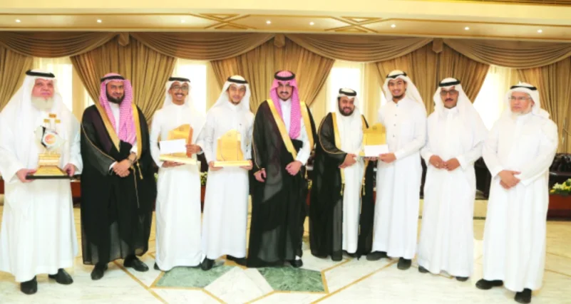 أمير مكة بالنيابة يكرم 3 فائزين ببطولة فرسان التعليم