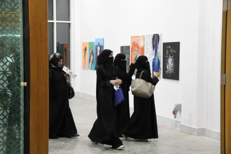 فنون المدينة تقيم معرض "الفنون التشكيلية والخط العربي"