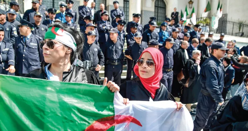 إطلاق ناشطين جزائريين بعد توقيفهم خلال استعدادهم للتظاهر