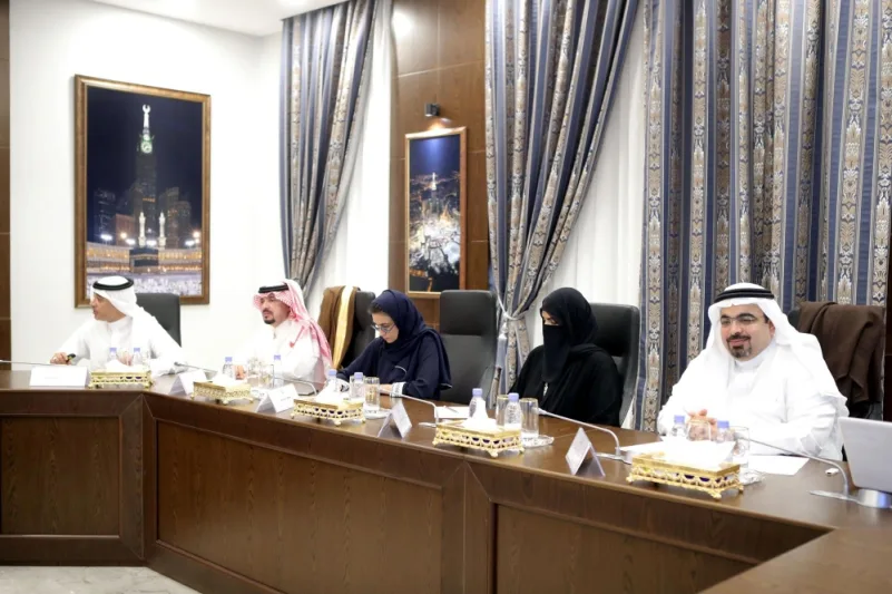 نائب أمير مكة يطلع على أعمال لجنة التنمية الاقتصادية بمجلس المنطقة