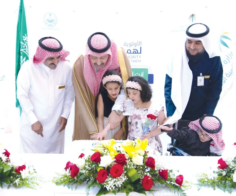 أمير الباحة يدشن مبادرة أولوية ذوي الاحتياجات والمسنين