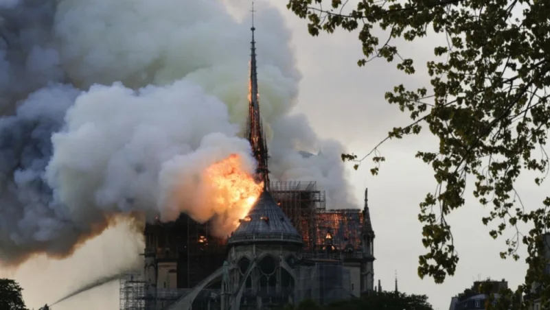 ملياردير فرنسي يتبرع بـ100 مليون يورو لإعادة بناء كاتدرائية نوتردام
