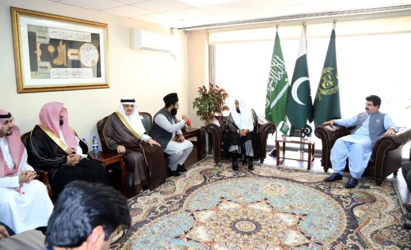 إمام المسجد الحرام يلتقي رئيس مجلس الشيوخ ورئيس أركان الجيش الباكستاني