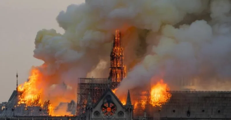 فرق الإطفاء في باريس: إخماد حريق كاتدرائية نوتردام "بالكامل"