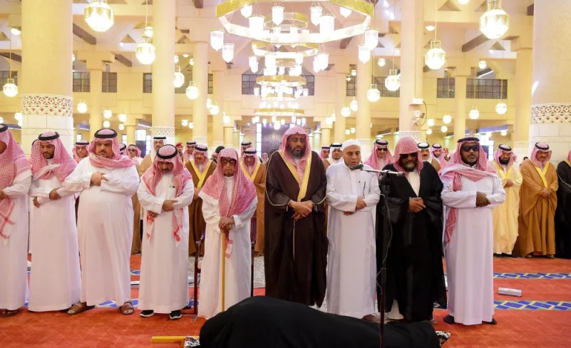 الأمير مقرن يؤدي الصلاة على والدة الأمير عبدالعزيز بن هذلول