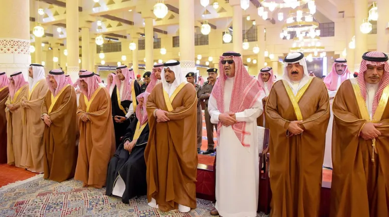 الأمير مقرن يؤدي الصلاة على والدة عبد العزيز بن هذلول