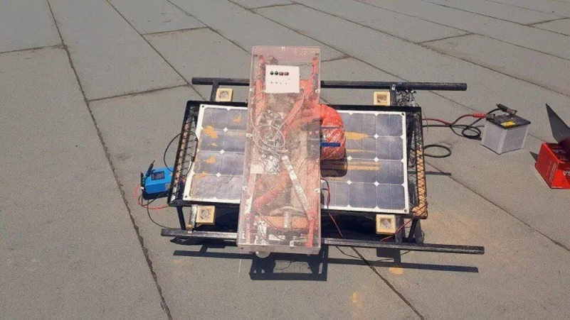 طالبان بجامعة الطائف يبتكران روبوتًا لتنظيف الألواح الشمسية