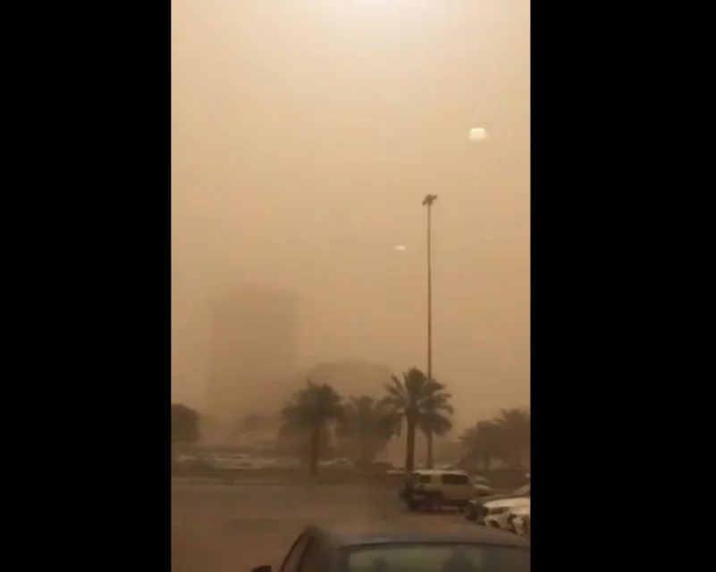 أمن الطرق يحذر مستخدمي طرق الرياض من الغبار الكثيف