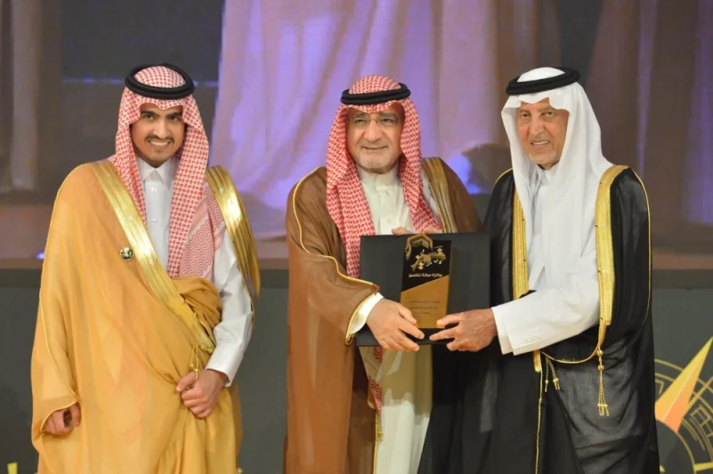 الفيصل يكرم الفائزين في 9 فروع بجائزة مكة للتميز
