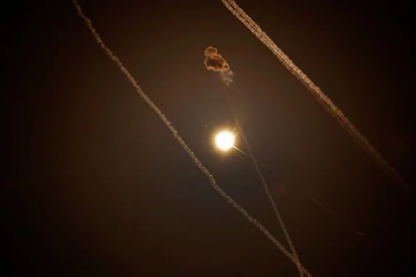 إطلاق نحو 200 صاروخ من غزة..  وإسرائيل تردّ بقصف أوقع 3 شهداء