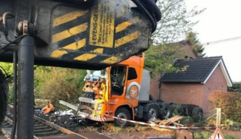 إصابة 20 شخصًا على الأقل في إصطدام قطارٍ بشاحنة شمال ألمانيا