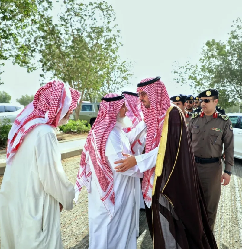 سعود بن جلوي ينقل تعازي القيادة لذوي الشهيد الزهراني