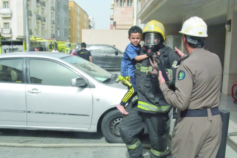 مدني جدة ينقذ 10 أشخاص من حريق «عمارة الربوة»