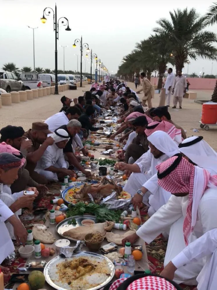 متطوعو الطائف يقيمون أطول سفرة إفطار صائم عن شهداء الواجب