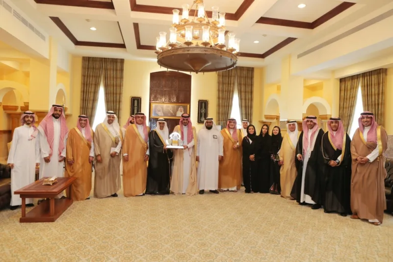 بدر بن سلطان يستقبل رئيس وأعضاء اللجنة التنفيذية لجمعية إطعام