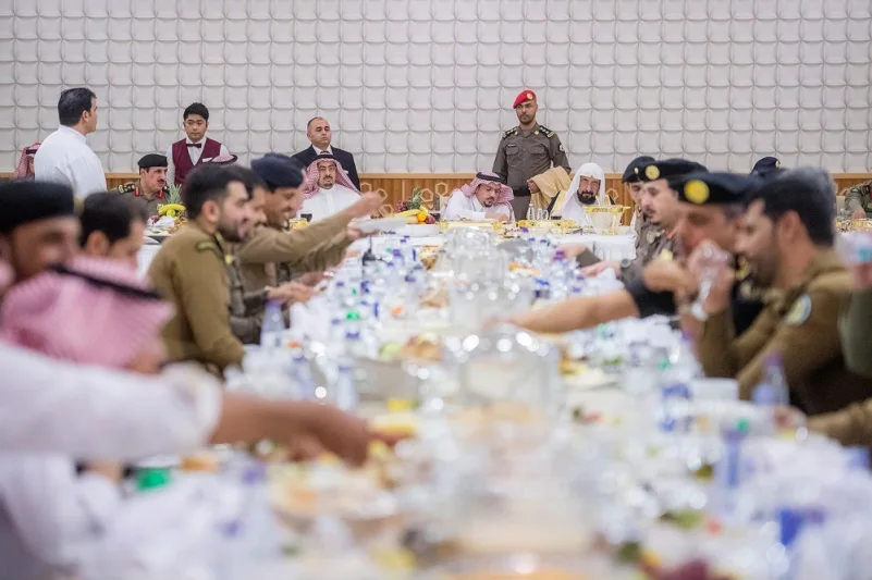 أمير القصيم يزور شرطة المنطقة ويشارك رجال الأمن وجبة الإفطار