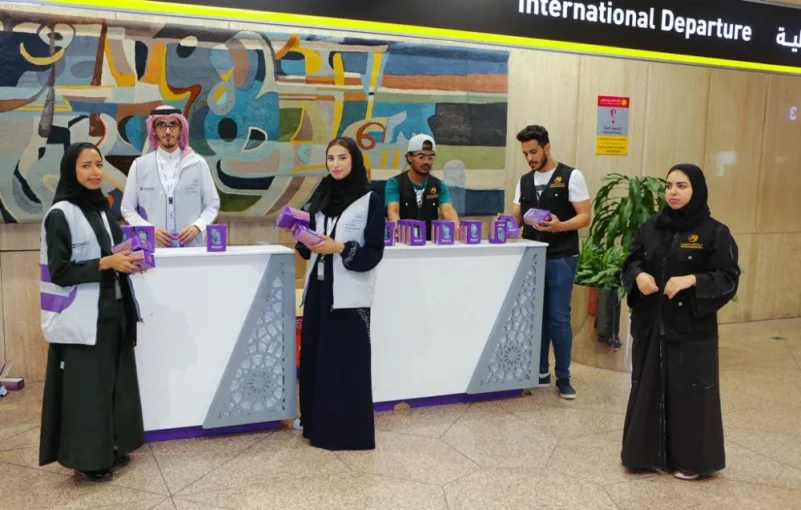 متطوعون ومتطوعات لتوزيع الإفطار بمطار الدمام