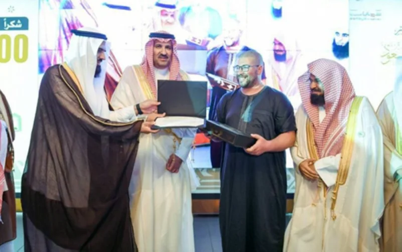أمير المدينة المنورة يكرم الزائر رقم 5 ملايين لمتحف معرض القرآن الكريم