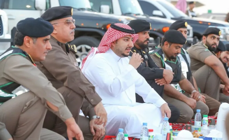 نائب أمير الجوف يشارك رجال الأمن إفطارهم في الميدان