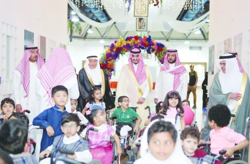 بدر بن سلطان يطلع على الخدمات المقدمة للأطفال المعوقين بجدة