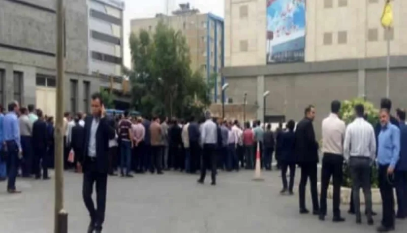 إضرابات عمالية في عدة مناطق بإيران