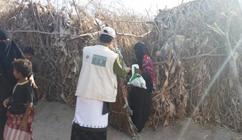 "سلمان للإغاثة" يواصل توزيع الأغذية ووجبات الإفطار في محافظات اليمن