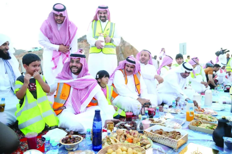 نائب أمير حائل يشارك المتطوعين تقديم وجبات الإفطار