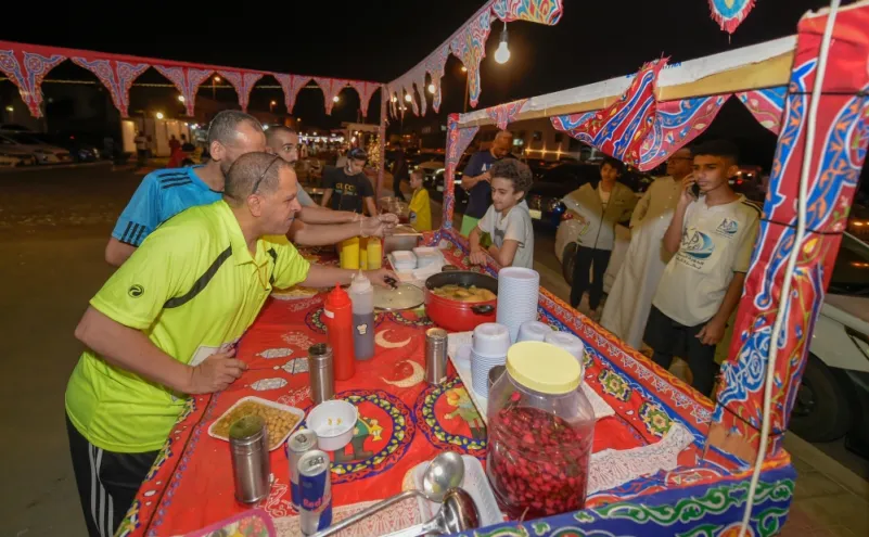 الشباب يتنافسون لتقديم المأكولات الرمضانية بشوارع جدة