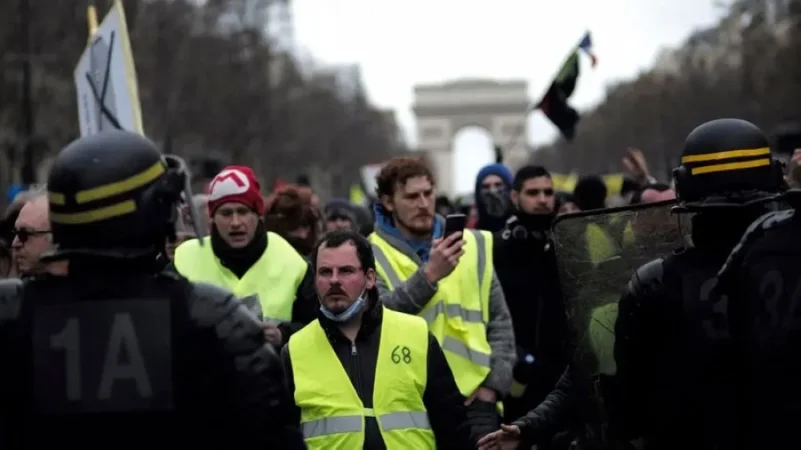 نواة صلبة من محتجي "السترات الصفراء" تواصل التظاهر في فرنسا