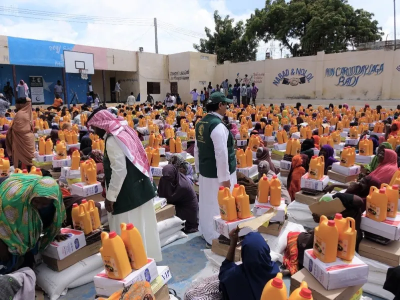 "سلمان للإغاثة" يواصل توزيع السلال الرمضانية بالصومال