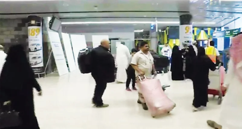 سقوط مقذوف حوثي على مطار أبها وإصابة 26 مسافرا