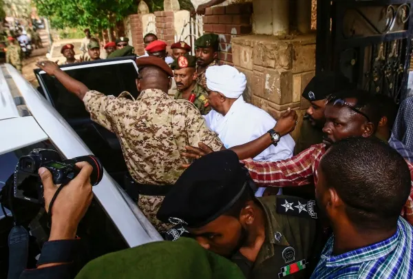 السودان .. «المخلوع» يمثل أمام النيابة العامة