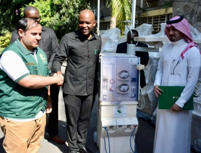 مركز الملك سلمان للإغاثة يسلم أجهزة غسيل كلوي لتنزانيا وزنجبار