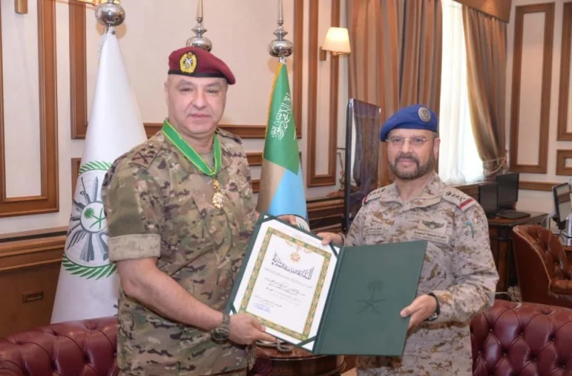 تقليد قائد الجيش اللبناني وسام الملك عبدالعزيز