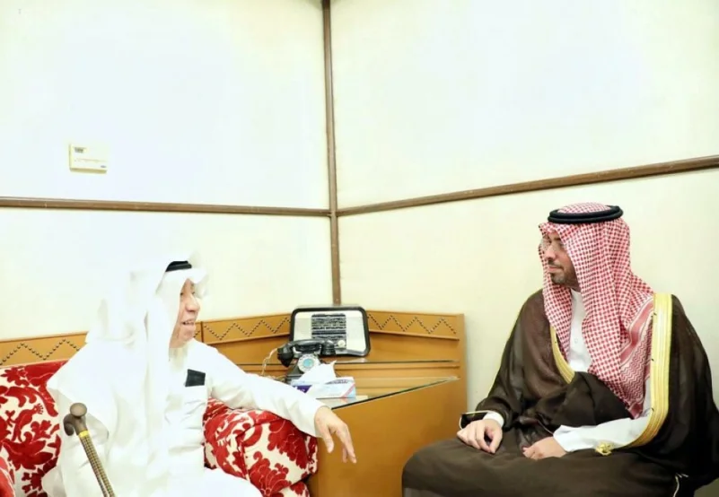 سعود بن جلوي يعزي أحمد الحمدان في وفاة شقيقته