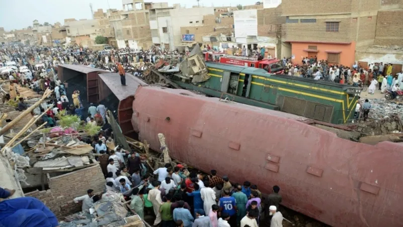 78 بين قتيل وجريح في اصطدام قطارين بباكستان