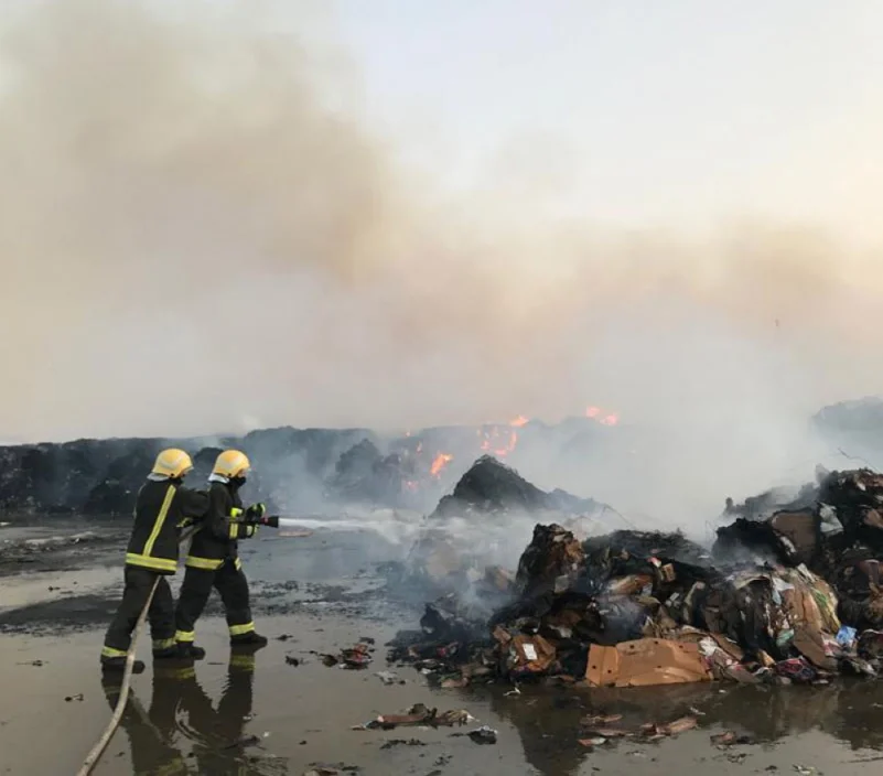 حريق في مستودع تابع لأحد شركات صناعة الورق بالشرقية