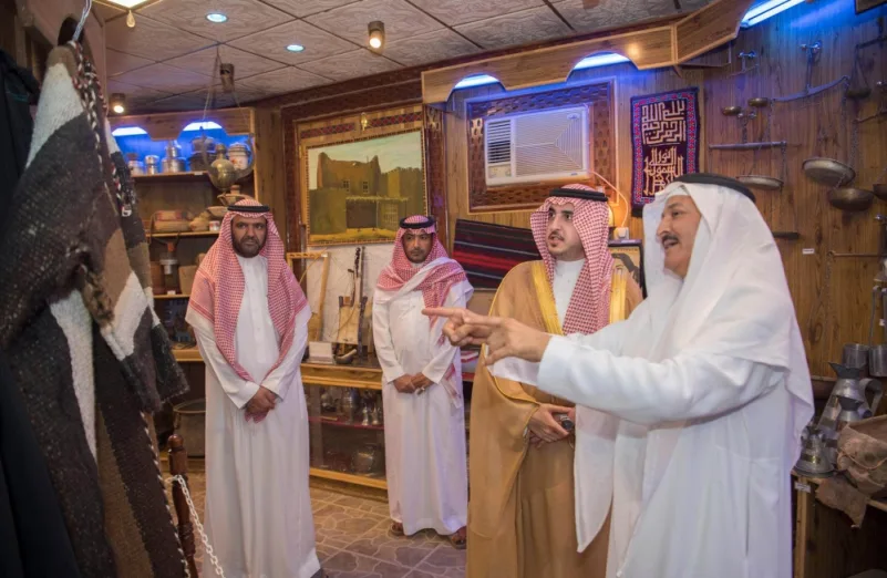 أمير الجوف يزور ملتقى ومتحف صحاري الثقافي