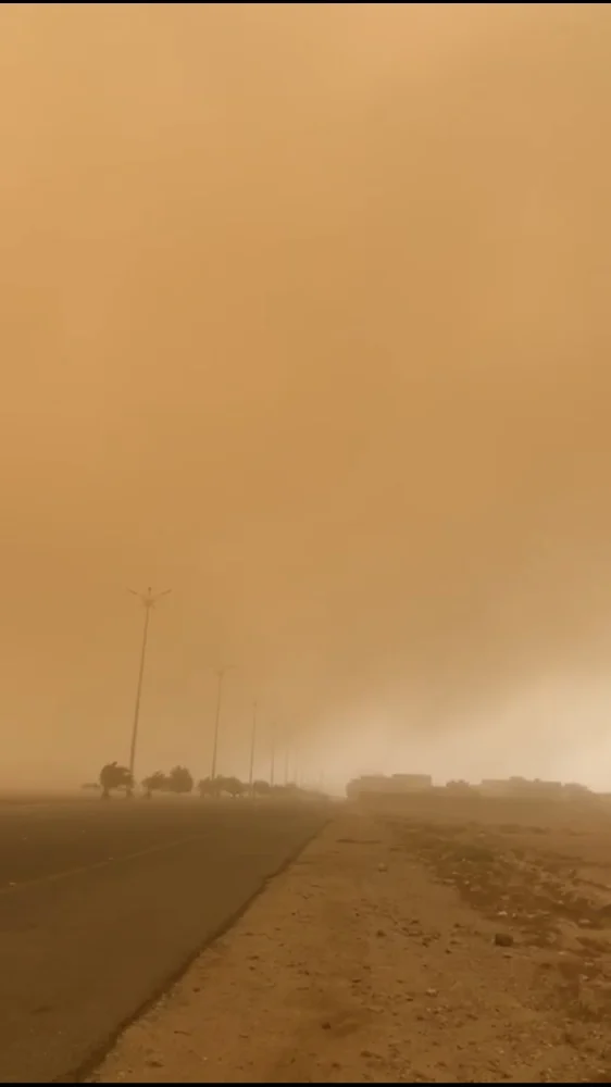 غبار كثيف يقتلع اللوحات ويتسبب في تلف سيارات بينبع