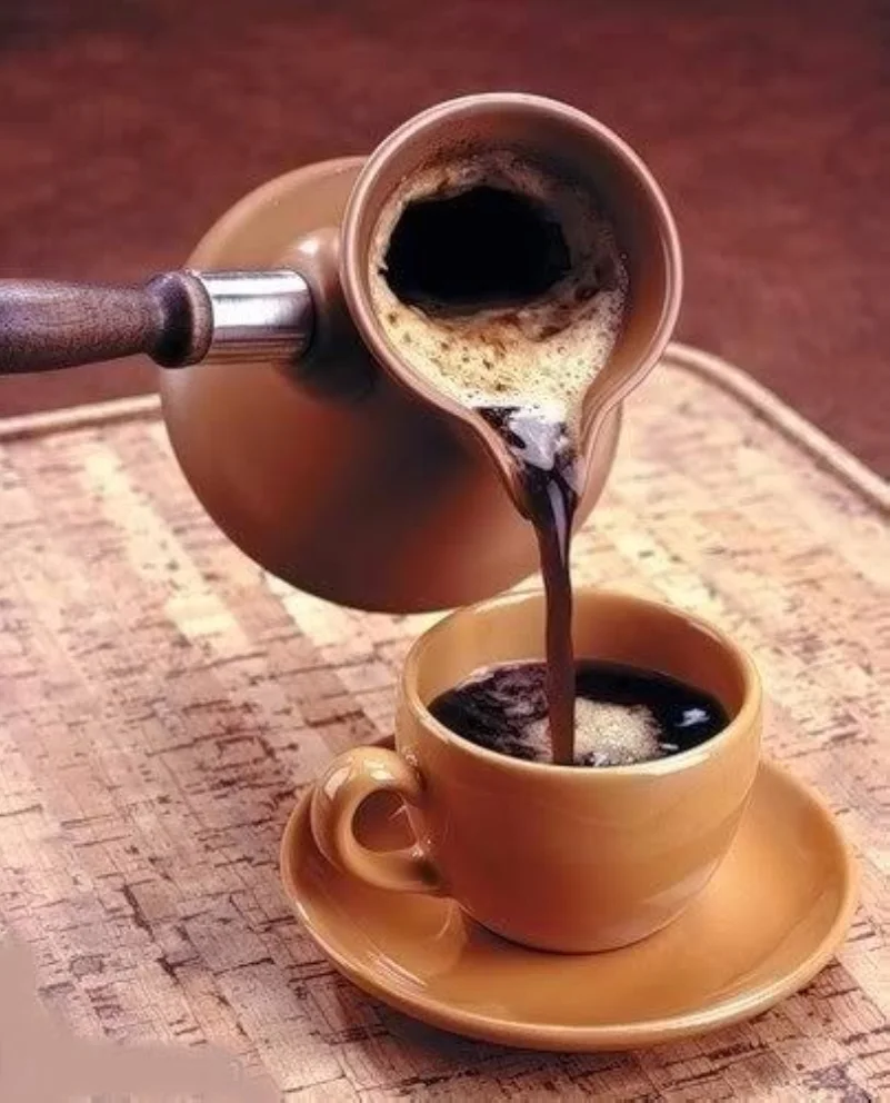 الطرد والغرامة لسائحين بسبب «فنجان قهوة»