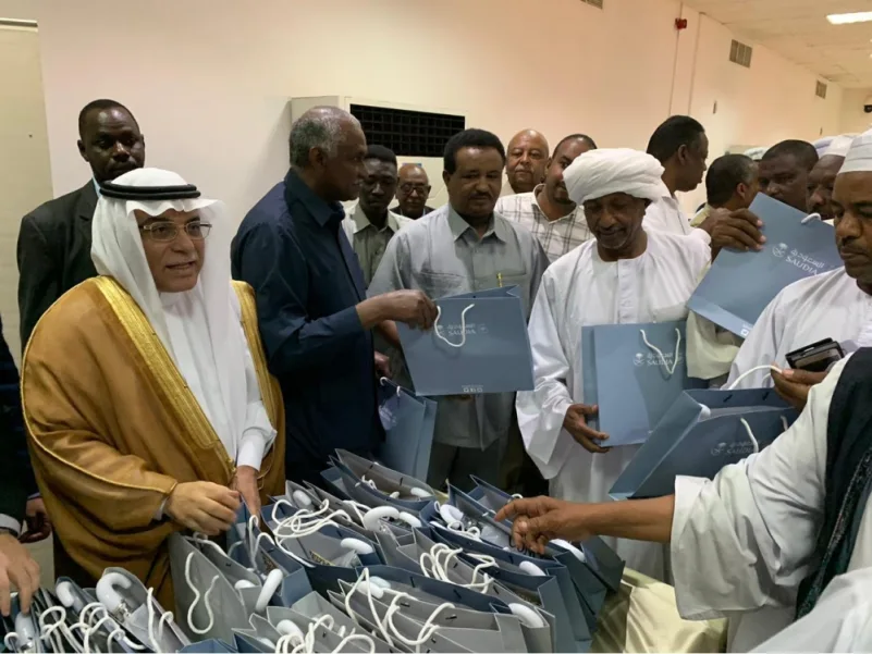 سفير المملكة لدى السودان يودع الفوج الأول من الحجاج جوًا