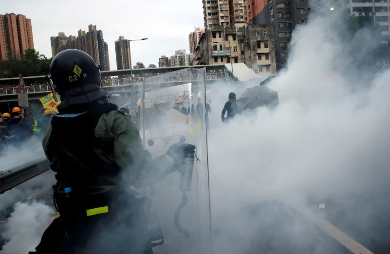 هونغ كونغ : الشرطة تستخدم الغاز المسيل للدموع لتفريق المحتجين
